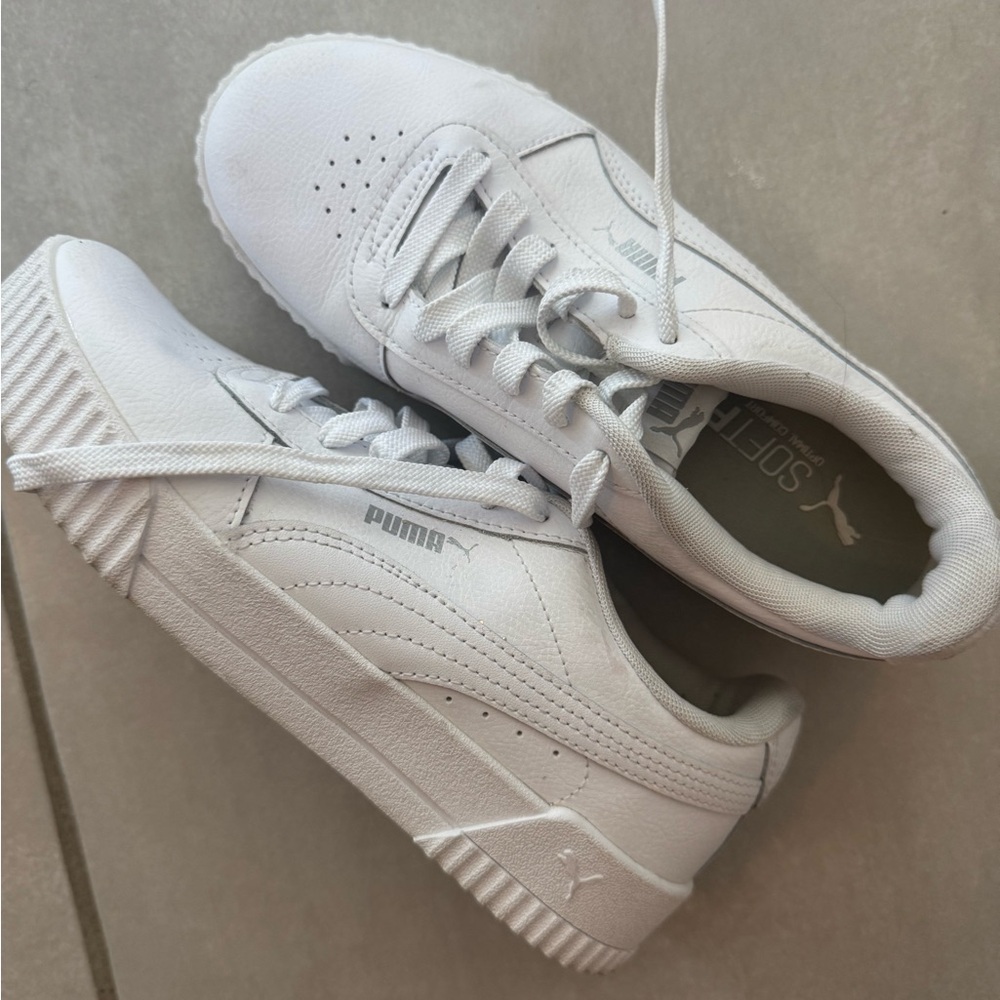 White puma sneakers